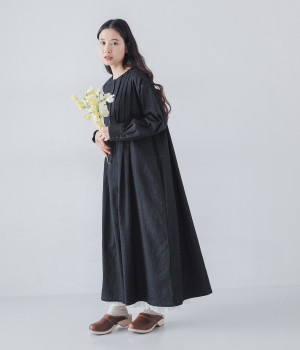 別注｜くるみボタンとピンタックのギャザーワンピース(インディゴデニム-L)