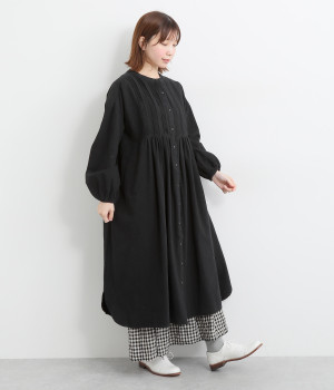 コットン15番ワッシャーピンタックバンドカラーワンピース(ブラック-L)