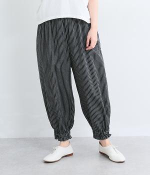 ペンシルストライプ　裾ギャザーパンツ(クロ-L)