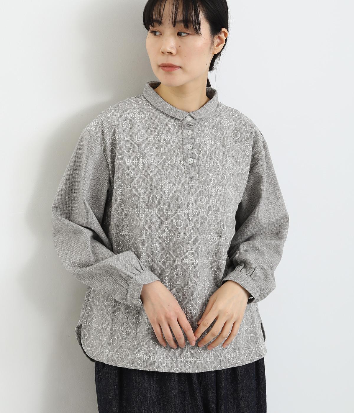 オリジナル北欧パッチワーク風刺繍　チビ襟ブラウス(グレー-F)