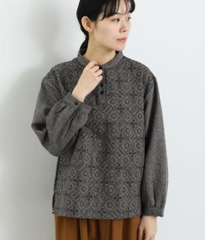 オリジナル北欧パッチワーク風刺繍　チビ襟ブラウス(チャコール-F)