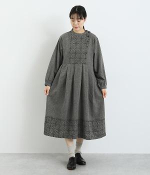 オリジナル北欧パッチワーク風刺繍ヨーク切替えワンピース(チャコール-F)