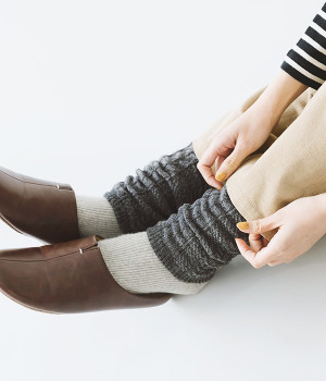 内側シルク2重編み　毛混のレッグウォーマー　編み柄(墨色-ONESIZE)