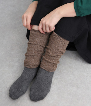 内側シルク2重編み　毛混のレッグウォーマー　編み柄(茶色-ONESIZE)
