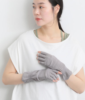 内側シルク混　5本指アームカバー　ショート丈(銀色-ONESIZE)