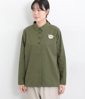 お花ブローチ付きシャツ