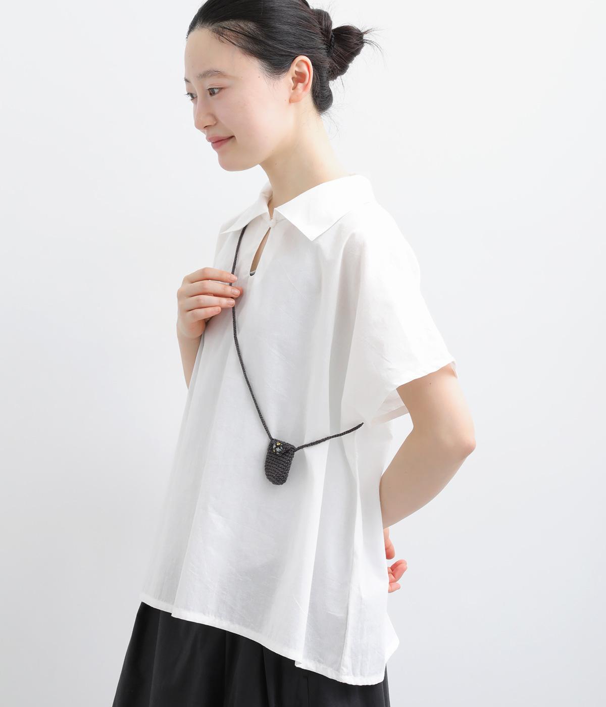 かばんブローチ付きブラウス(ホワイト-F)