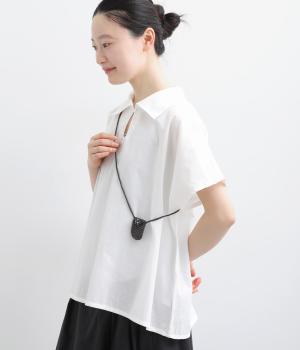 かばんブローチ付きブラウス(ホワイト-F)