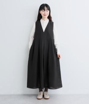 バックフリルVネックジャンパースカート（クロ・F）