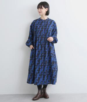 ヴィンテージ加工鳥プリントピンタックワンピース(ブラック×ブルー-F)