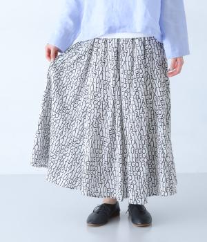 コードコットン　英字プリントギャザースカート(ホワイト×ブラック-F)