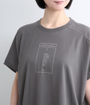 コットン天竺　変形ワイドスイッチプリントTee(チャコール-F)