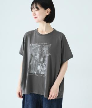 コットン天竺　変形ワイド街並みプリントTee(チャコール-F)