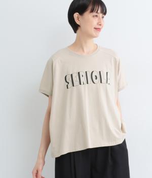 コットン良質天竺　変形ワイドSERIOLAプリントTee(ベージュ-F)