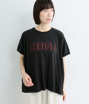 コットン良質天竺　変形ワイドSERIOLAプリントTee(ブラック-F)
