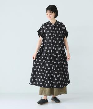 コットンボイル　ドットプリントギャザーワンピース(ブラック×グレー-F)