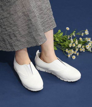 Vカットシューズ