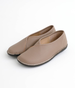 Ｖカットかぶせスリッポン