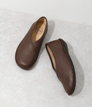 Ｖカットかぶせスリッポン(ブラウン-230)