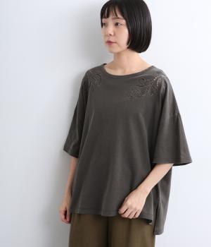 天竺ピグメントバイオ　ボタニカル刺繍TEE(チャコール-F)