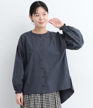 コットン背面ギャザーネッククルーブラウス