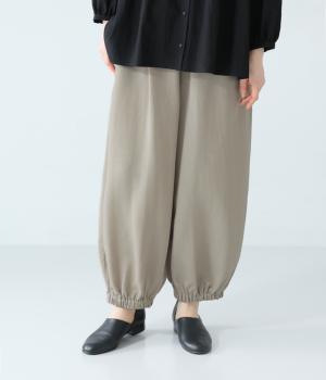 リヨセルキュプラナイロンギャザー裾シャーリングパンツ