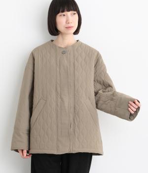 微撥水キルティング　ノーカラーボタン開きジャケット（グレーベージュ・F）