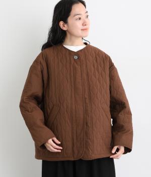 微撥水キルティング　ノーカラーボタン開きジャケット（チョコ・F）