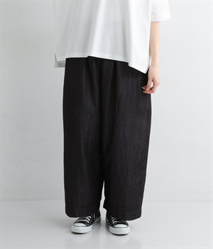 コットンテンセルデニム　ワイドパンツ(クロ-ONESIZE)