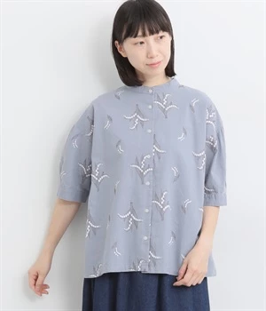 コットン平織　総柄刺繍　ブラウス(ラベンダーブルー-ONESIZE)