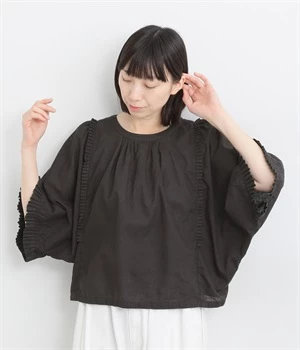 【tukuroi by SUN VALLEY】コットンリネン平織日本製品染　6分袖フリルブラウス(スミクロ-ONESIZE)