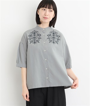 【tukuroi by SUN VALLEY】コットンリネン平織　モチーフ刺繍6分袖ブラウス(ミストブルー-ONESIZE)