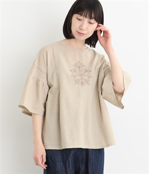 【tukuroi by SUN VALLEY】コットンリネン平織　モチーフ刺繍6分袖シャーリングブラウス(キナリ-ONESIZE)