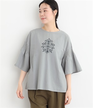 【tukuroi by SUN VALLEY】コットンリネン平織　モチーフ刺繍6分袖シャーリングブラウス(ミストブルー-ONESIZE)