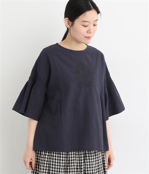 【tukuroi by SUN VALLEY】コットンリネン平織　モチーフ刺繍6分袖シャーリングブラウス(ネイビー-ONESIZE)
