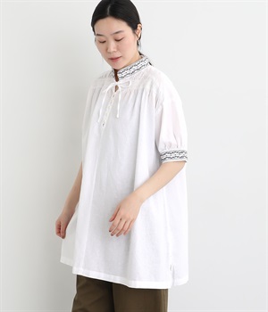 【tukuroi by SUN VALLEY】コットンリネン平織　ライン刺繍5分袖チュニックブラウス(シロ-ONESIZE)