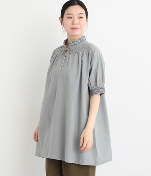 【tukuroi by SUN VALLEY】コットンリネン平織　ライン刺繍5分袖チュニックブラウス(ミストブルー-ONESIZE)