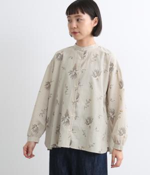 【tukuroi by SUN VALLEY】コットンリネン平織総柄刺繍　ラウンドヘムバンドカラーブラウス(キナリ-F)