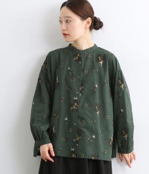 【tukuroi by SUN VALLEY】コットンリネン平織総柄刺繍　ラウンドヘムバンドカラーブラウス(ダークグリーン-F)