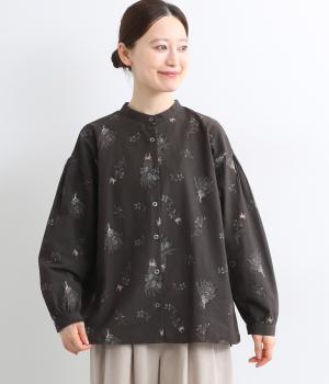 【tukuroi by SUN VALLEY】コットンリネン平織総柄刺繍　ラウンドヘムバンドカラーブラウス(チャコール-F)