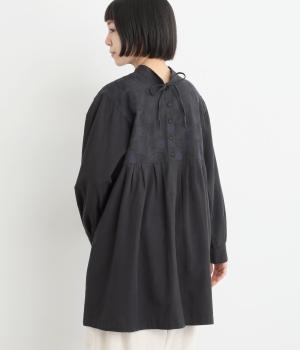 【tukuroi by SUN VALLEY】コットンリネンツイルボタニカル刺繍前後2wayチュニックブラウス(ダークネイビー-F)