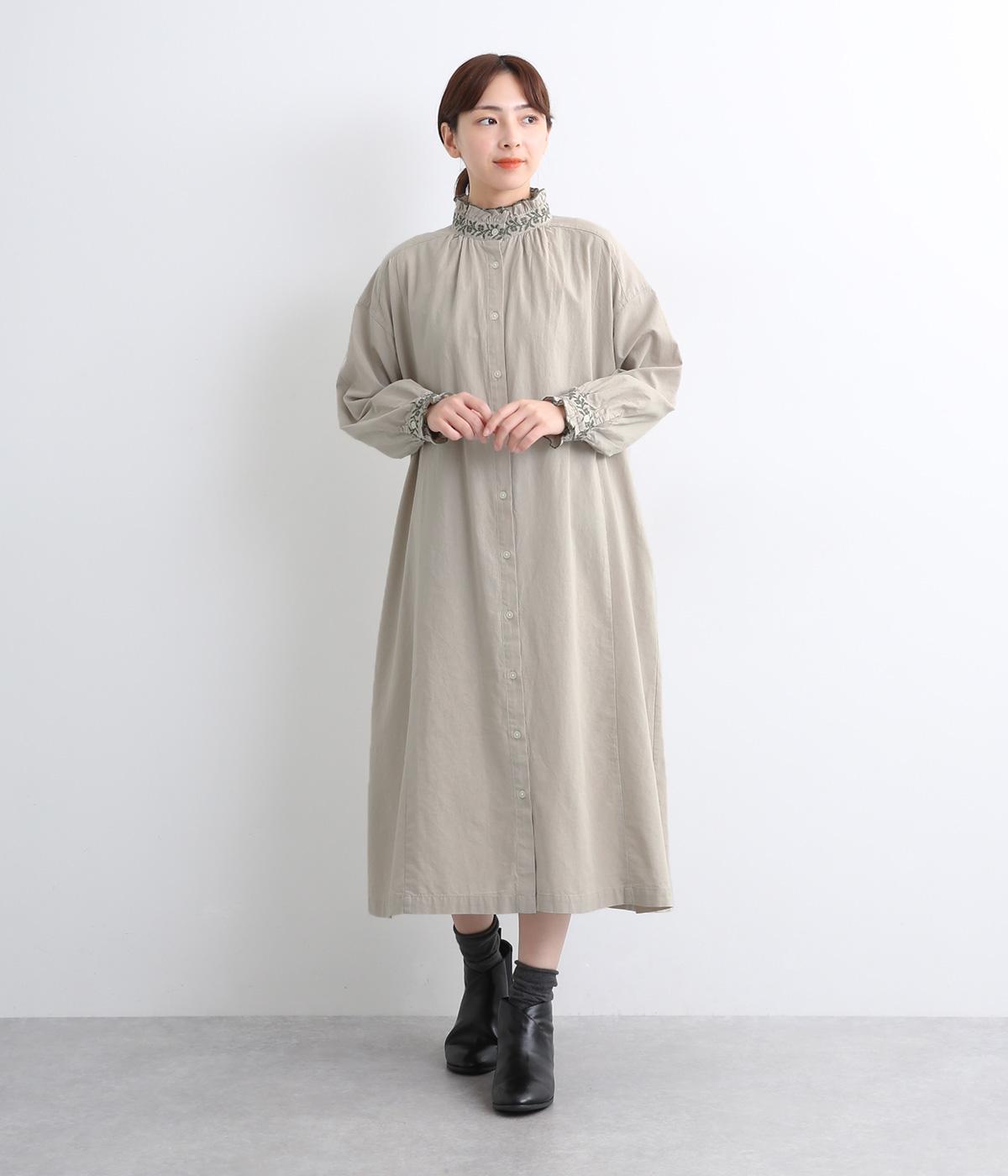 コットン平織ライン刺繍　フリルネックワンピース(ミントベージュ-F)