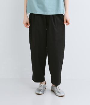 コットン平織ストレッチテーパードパンツ(クロ-M)