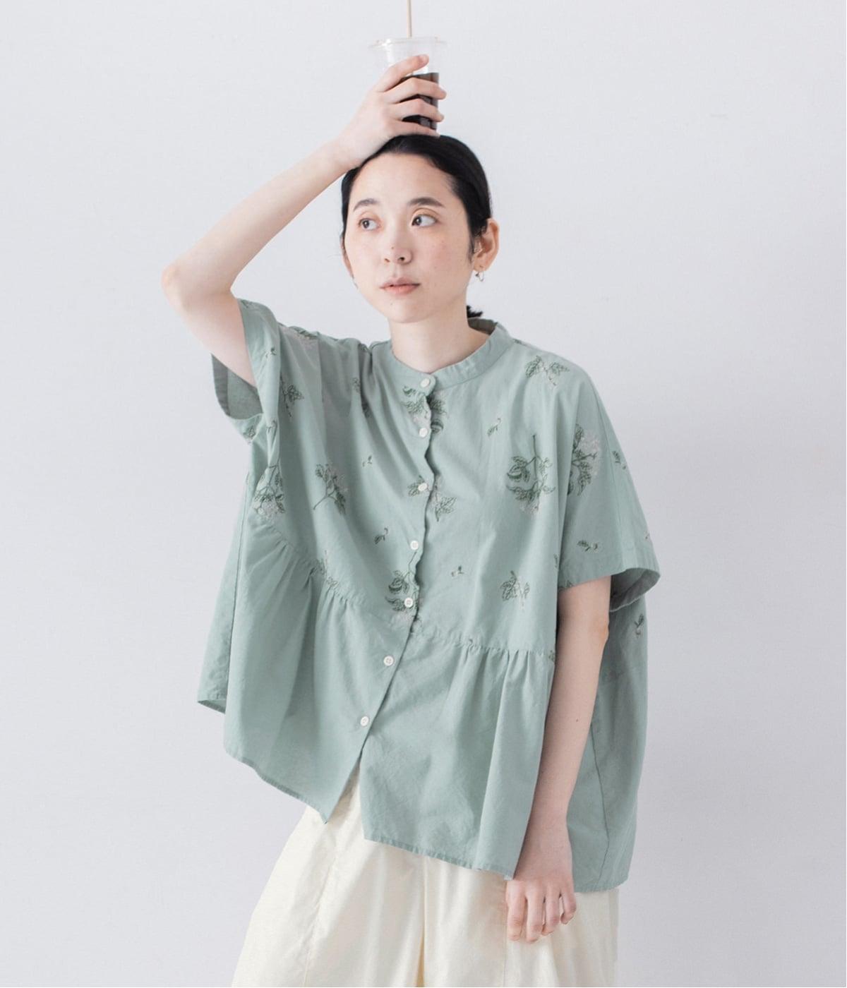 コットン平織 総柄刺繍　切替ギャザーブラウス(グリーン-F)
