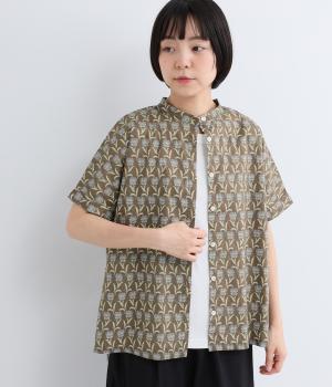 コットンローンボタニカルプリントバンドカラーシャツ(ブラウン-M)