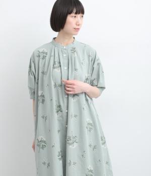 コットン平織 総柄刺繍　バンドカラーピンタックワンピース(グリーン-F)