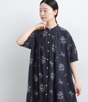 コットン平織 総柄刺繍　バンドカラーピンタックワンピース(ネイビー-F)