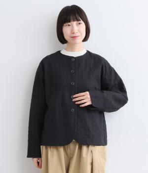 【tukuroi by SUN VALLEY】レーヨン混コットンリネン平織総柄刺繍ノーカラージャケット（クロ・M）