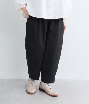【tukuroi by SUN VALLEY】レーヨン混コットンリネン平織総柄刺繍パンツ（クロ・M）