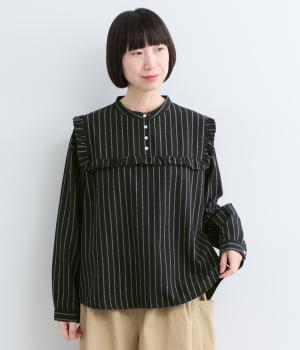 コットンリネンシャンブレーストライプ　フリルブラウス（クロ・M）